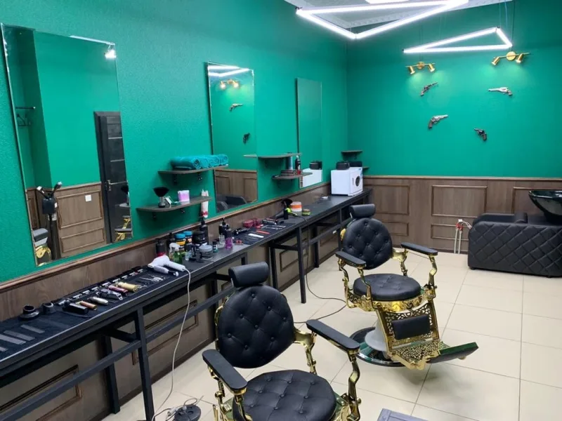 Revolver Barbershop на Макатаева