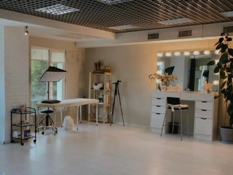 Asel Kainar brow room