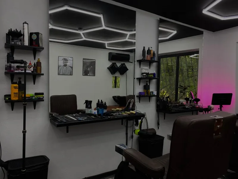 Revolver Barbershop на Айманова